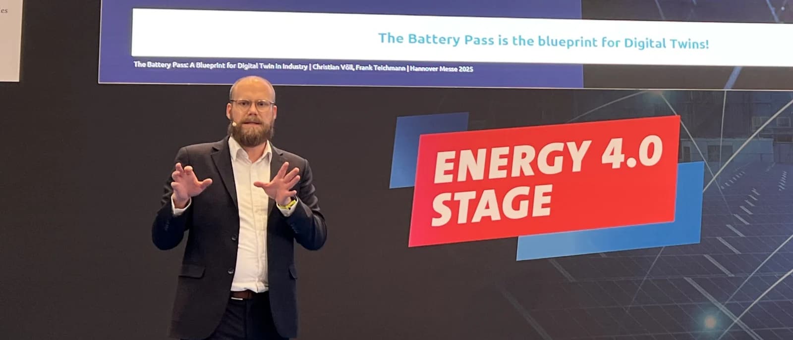 Christian Völl gestikulierend auf der Konferenzbühne der Hannover Messe 2025