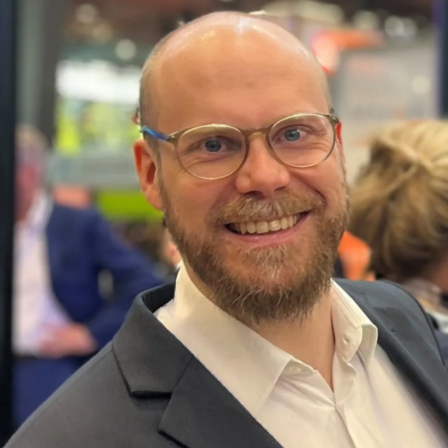 Porträt von Christian Völl auf einer Messe