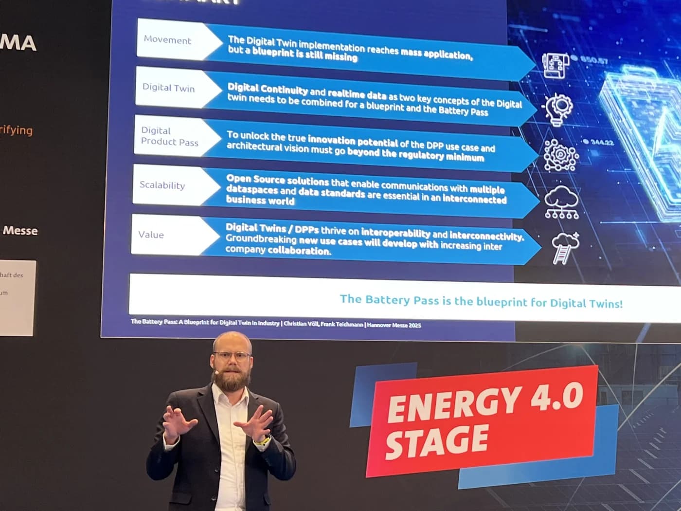 Christian Völl gestikulierend auf der Konferenzbühne der Hannover Messe 2025